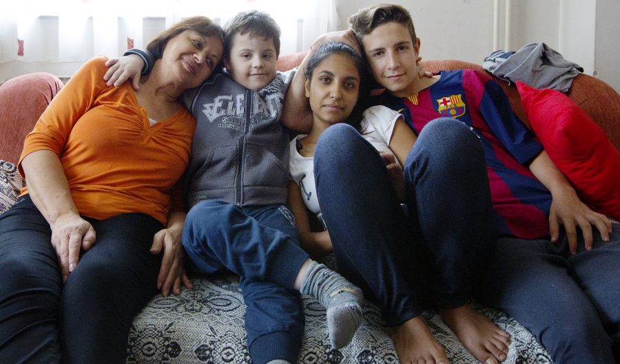I dag bor Oscar på 11 år i en børneby på Balkan. Her har han langt om længe fået den kærlig familie, han fortjener. En familie, der ved, hvordan de skal tage sig godt af ham og dække hans helt særlige behov.