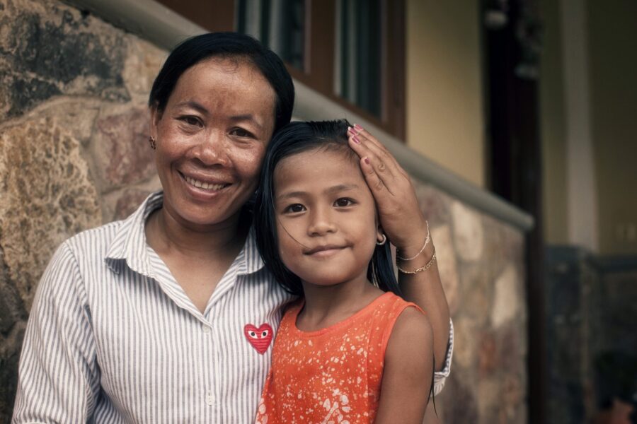 SOS-mor og barn i en fadderby i Cambodja