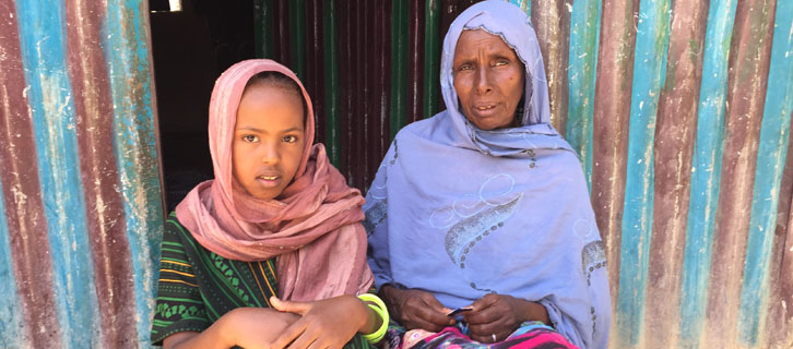 Hawa med sit barnebarn Ugbad, som er 10 år gammel og gerne vil være lærer, når hun bliver stor. 