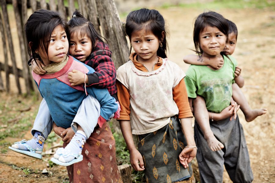 Børn fra Laos der lever i fattigdom 