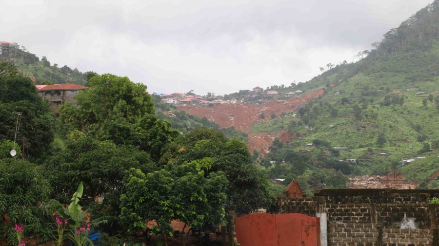 Landskabet omkring Freetown i Sierra Leone bærer tydeligt præg af det katastrofale jordskred, der ramte Sierra Leone den 14. august