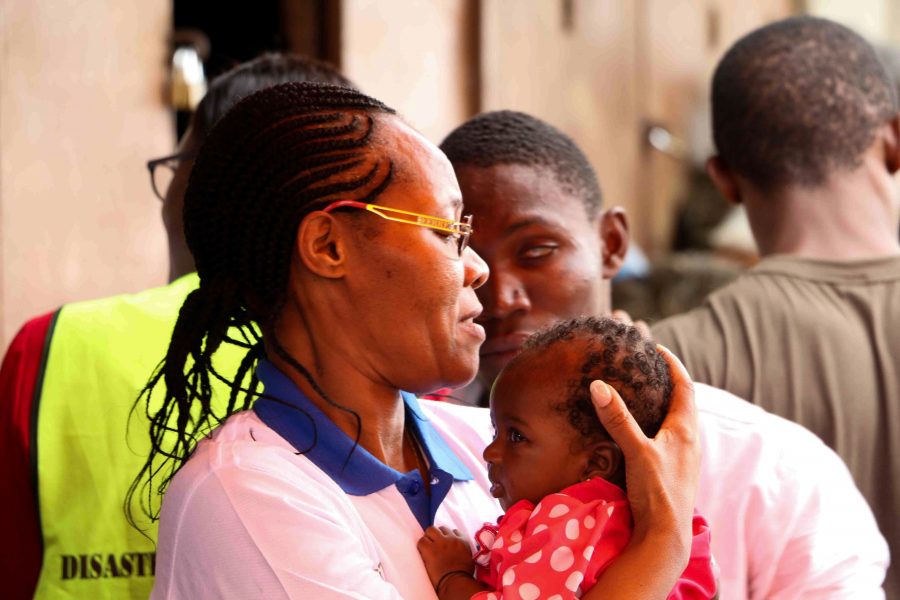 Psykolog hos SOS Børnebyerne - Teresa W. Ngigi - besøger familier berørt af det voldsomme jordskred, der ramte Sierra Leone i midten af august.