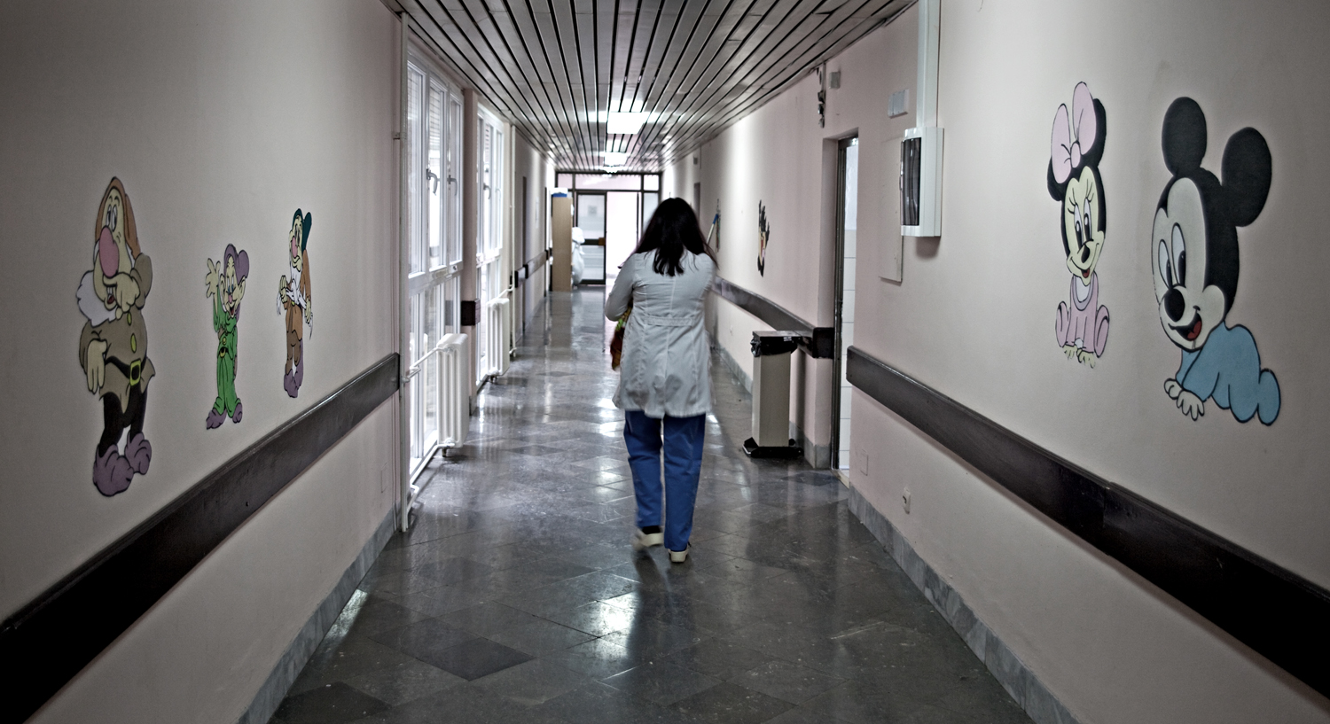 Langs den snævre, dunkle gang på hospitalets barselsafsnit er der stuer til nybagte mødre. I det allersidste rum, for enden af den lange gang, er der en stue med otte tremmesenge. Her bliver de forladte spædbørn lagt.