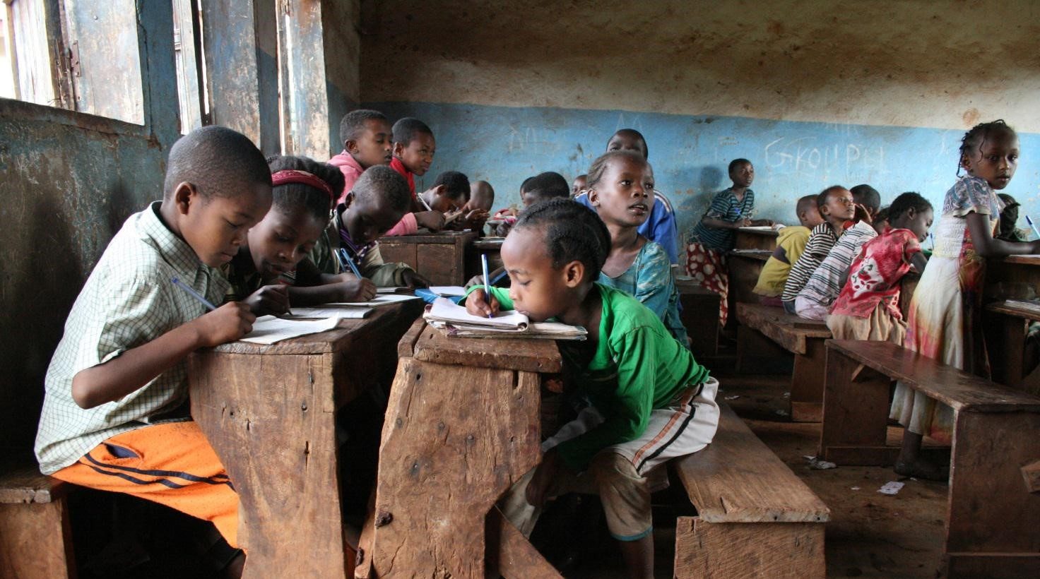 Etiopien: Skolebørn koncenterer sig om opgaverne i byen Hawassa.