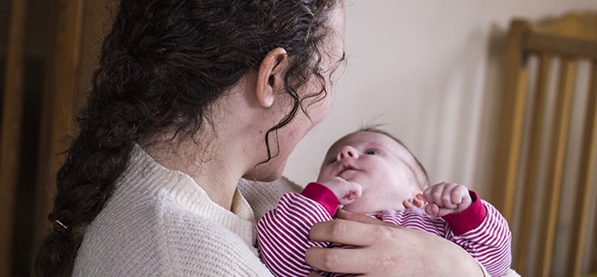 I SOS Børnebyernes særlige baby-familiehuse i Pristina får de forladte babyer et trygt, midlertidigt hjem med en kærlig SOS-mor, indtil myndighederne har fundet et permanent hjem til dem.