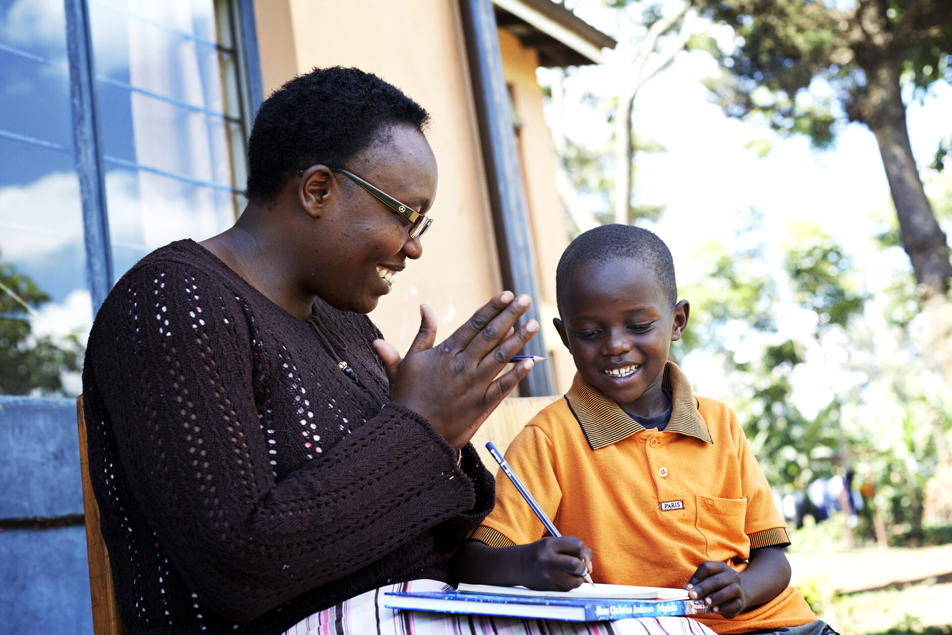 Kenya: SOS-mor hjælper til med lektierne.