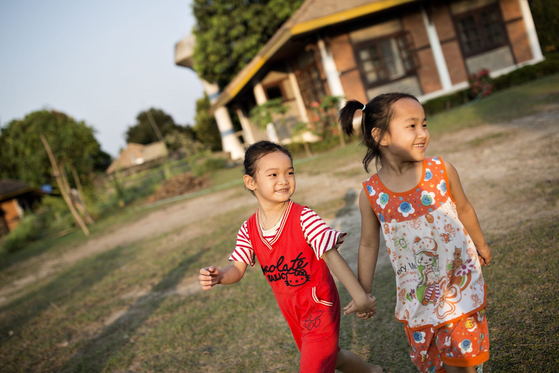 Årsrapport 2017: Godt 126 millioner kom fra faddere og faste bidragsydere i 2017. Her går to børn aftentur i børnebyen i Luang Prabang, Laos. Foto: Lars Just