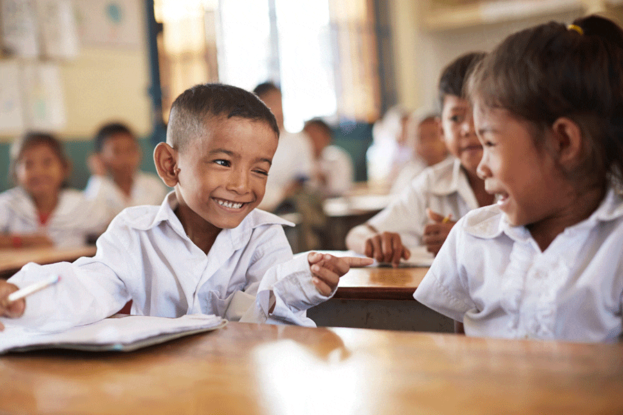 Cambodja: Atith og hans klassekammerat i skolen i Battambang. Atiths familie modtager hjælp fra SOS Børnebyernes familieprogram, hvilket blandt andet betyder, at Atith kan gå i skole.