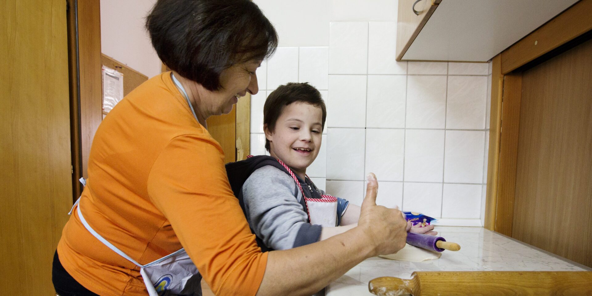 Oscar bager med sin SOS-mor