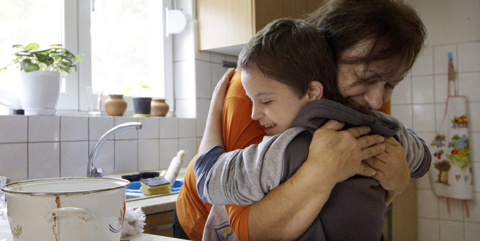 Oscar krammer sin SOS-mor