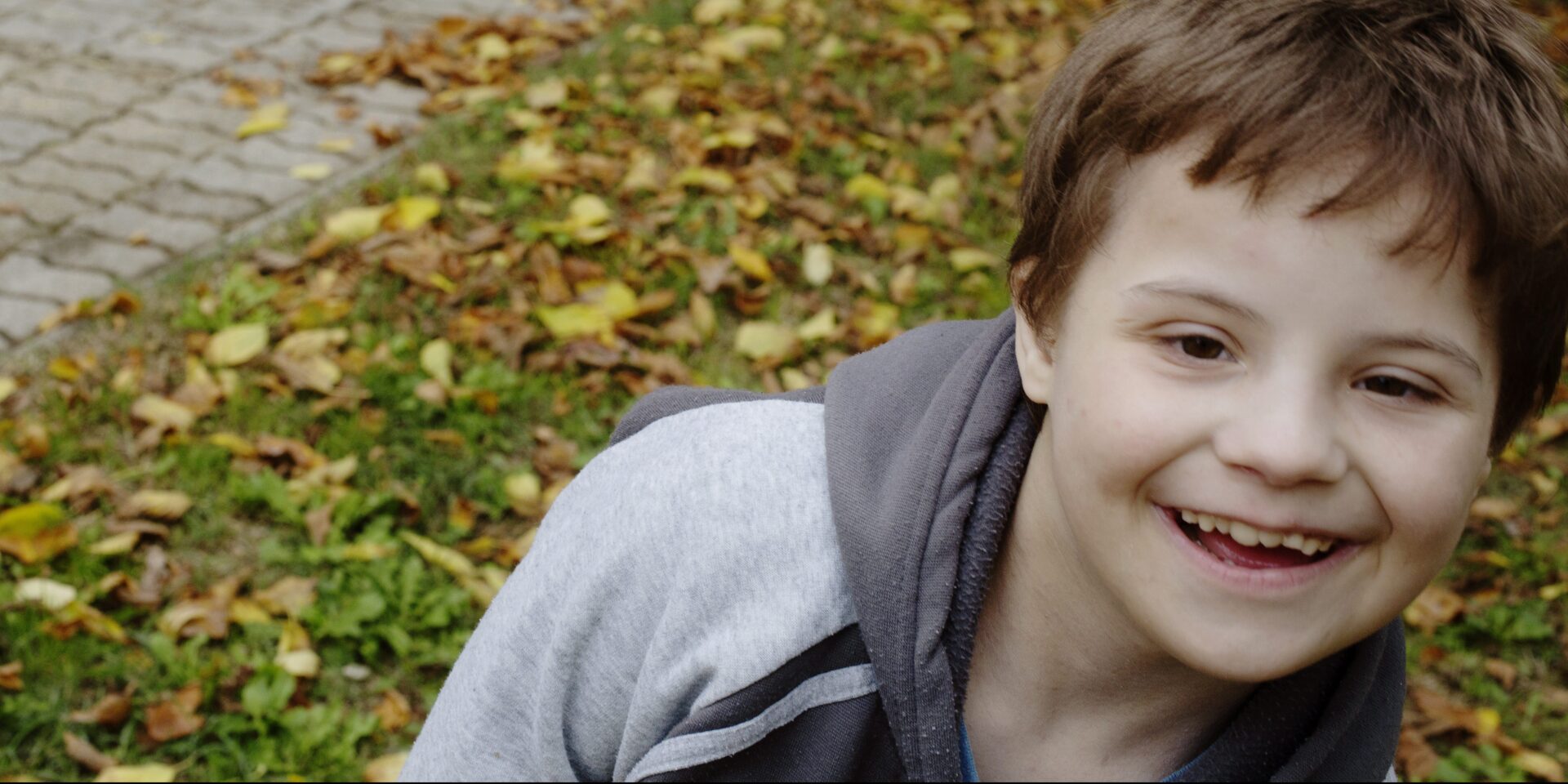 Oscar smiler udenfor