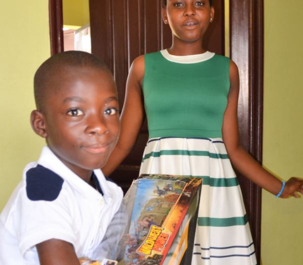 Her står Gabriel med en af sine nye seje julegaver. Han elsker at få julegaver, men det kan også være lidt svært at dele sine nye, fine ting med de andre børn.