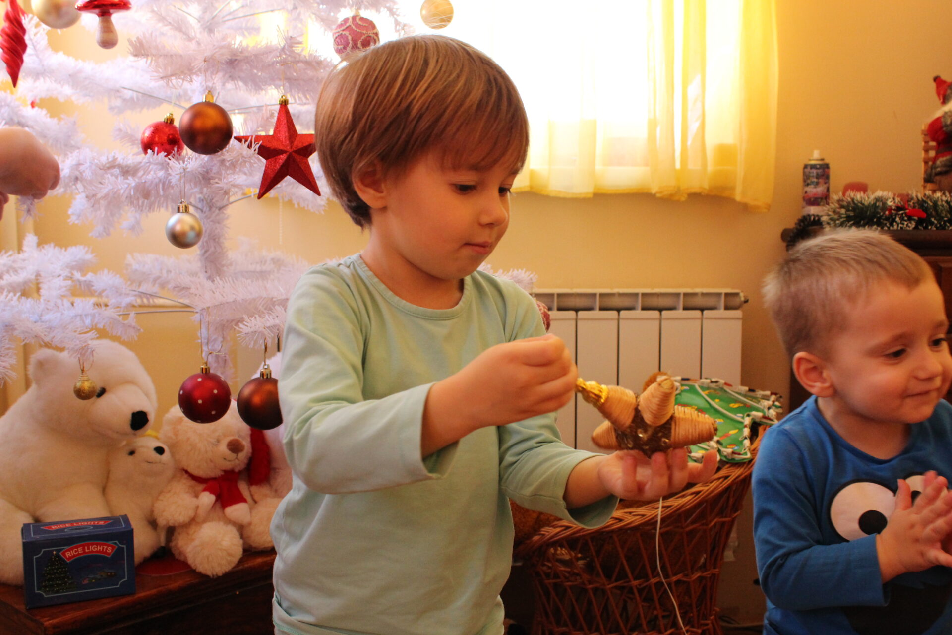 Børn foran juletræ