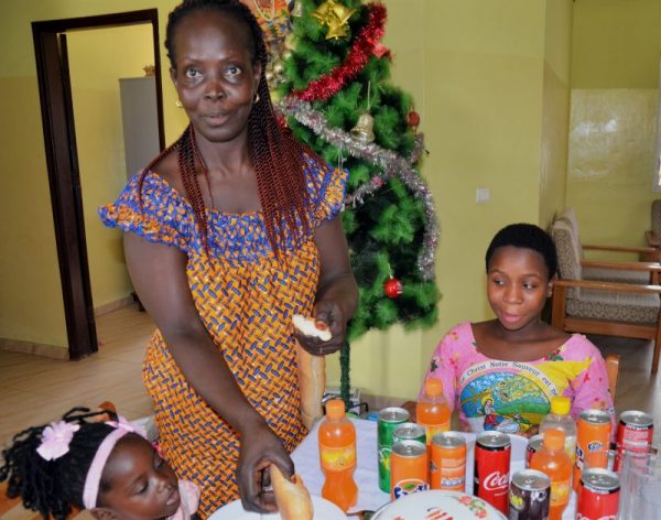 Jenny, Gabriel og deres SOS-søskende her glæder sig til en masse sodavand og det lækre julemåltid, de har lavet sammen med deres SOS-mor, Emma.