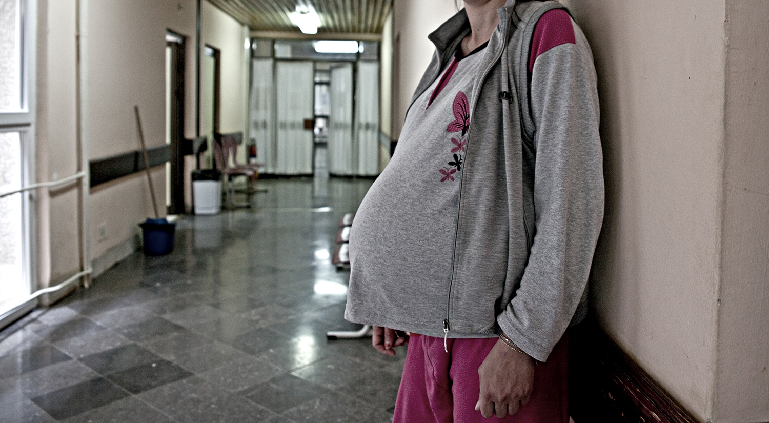 Hvert år bliver op mod 40 nyfødte spædbørn forladt efter fødslen på hospitalet i hovedstaden Pristina. Mødrene er ofte desperate unge kvinder, der ikke ser nogen mulighed for selv at kunne tage sig af barnet.