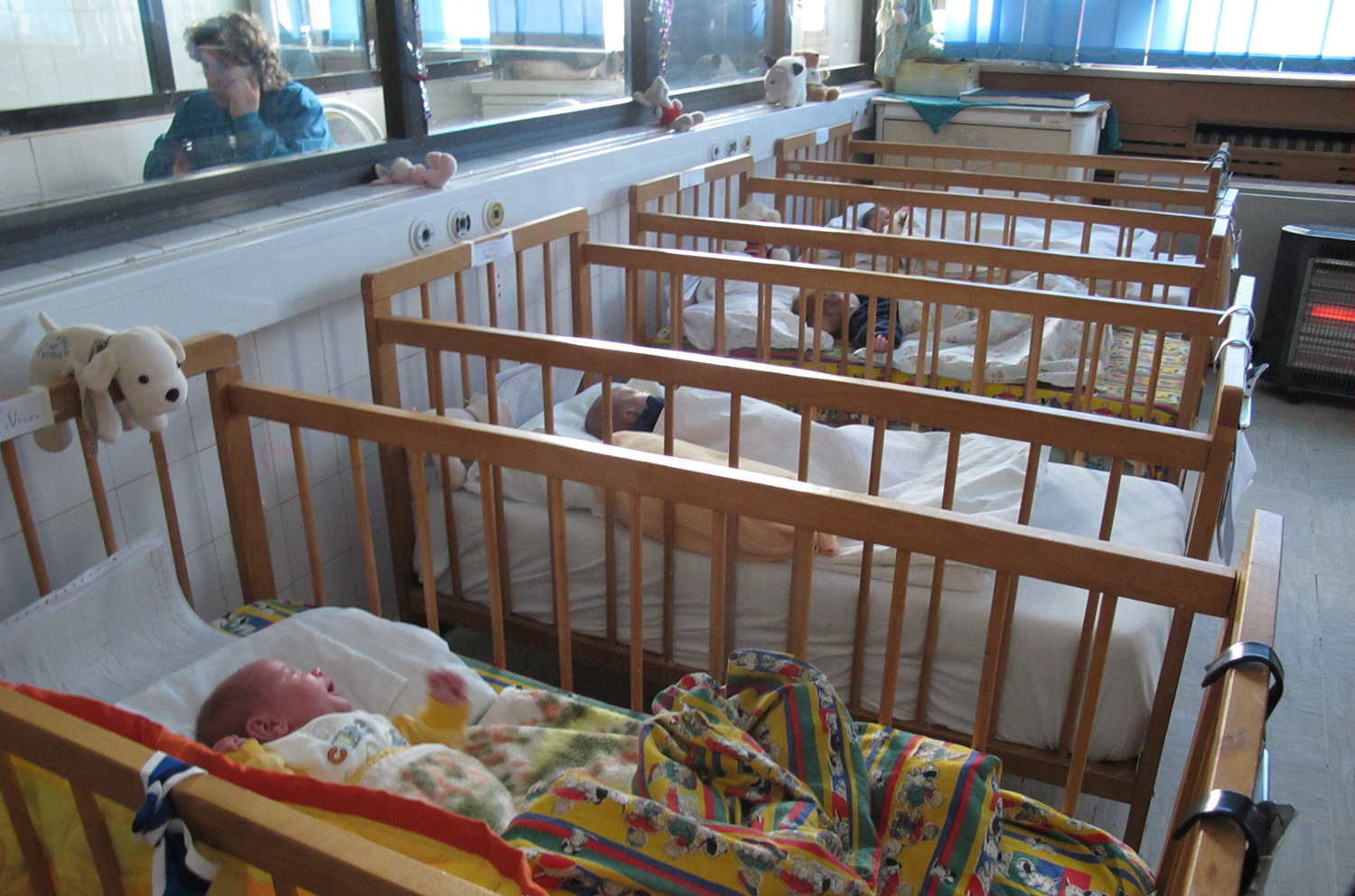 Rummet med de mange forladte spædbørn på barselsgangen. Nogle gange er der så mange børn, at de må ligge to i hver seng.