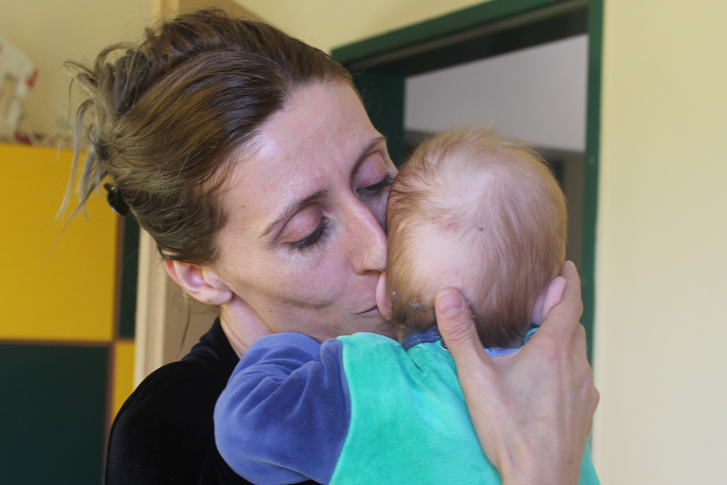 Valdete her er en af de to andre SOS-mødre, der passer på Kosovos mange forladte babyer. Hun har indtil nu givet ni spædbørn den livsvigtige, daglige omsorg, de ikke kan få på hospitalet.