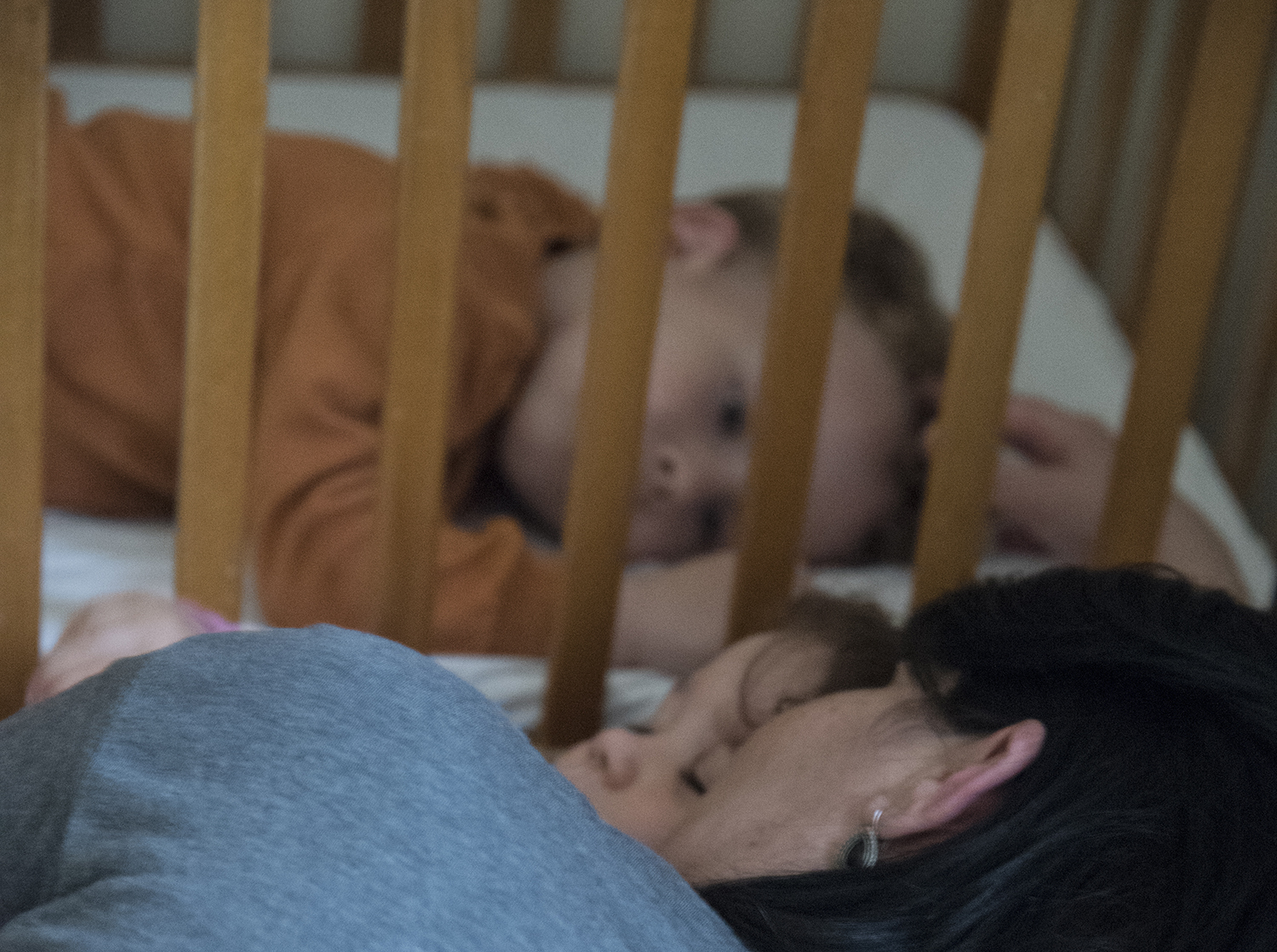 SOS-mor Vlora sørger for, at hvert enkelt barn får al den omsorg og kærlighed, han eller hun har brug for. For eksempel ved puttetid, hvor børnene gerne vil være tæt på hende. Foto: Katerina Ilievska.