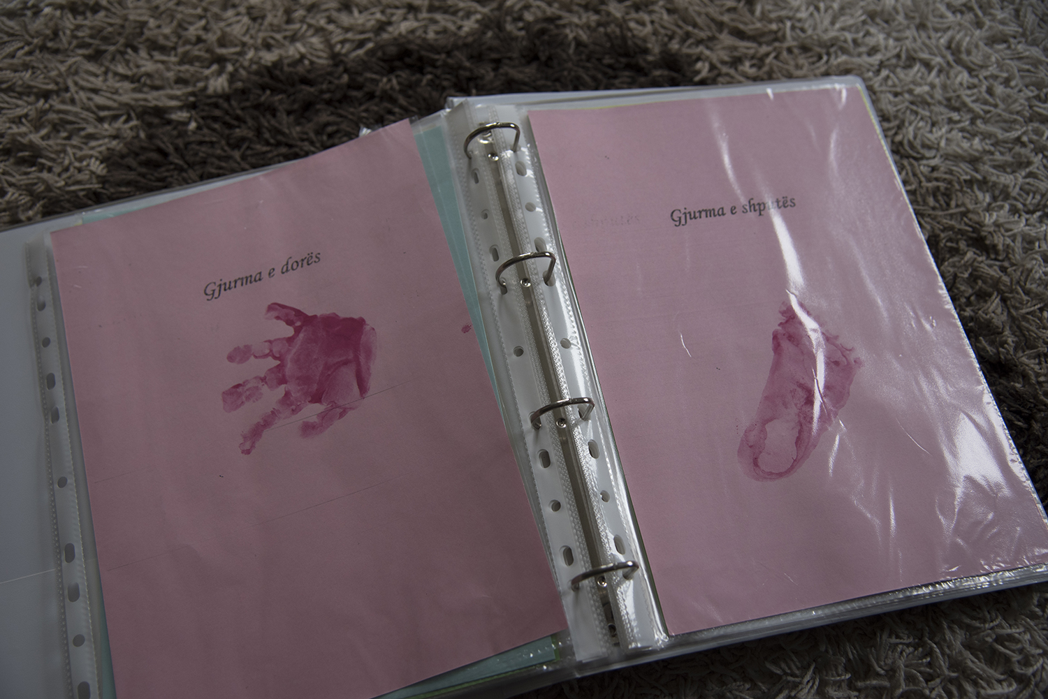 Vlora laver en personlig bog til hvert af børnene. Her har hun samlet alle de glade minder.