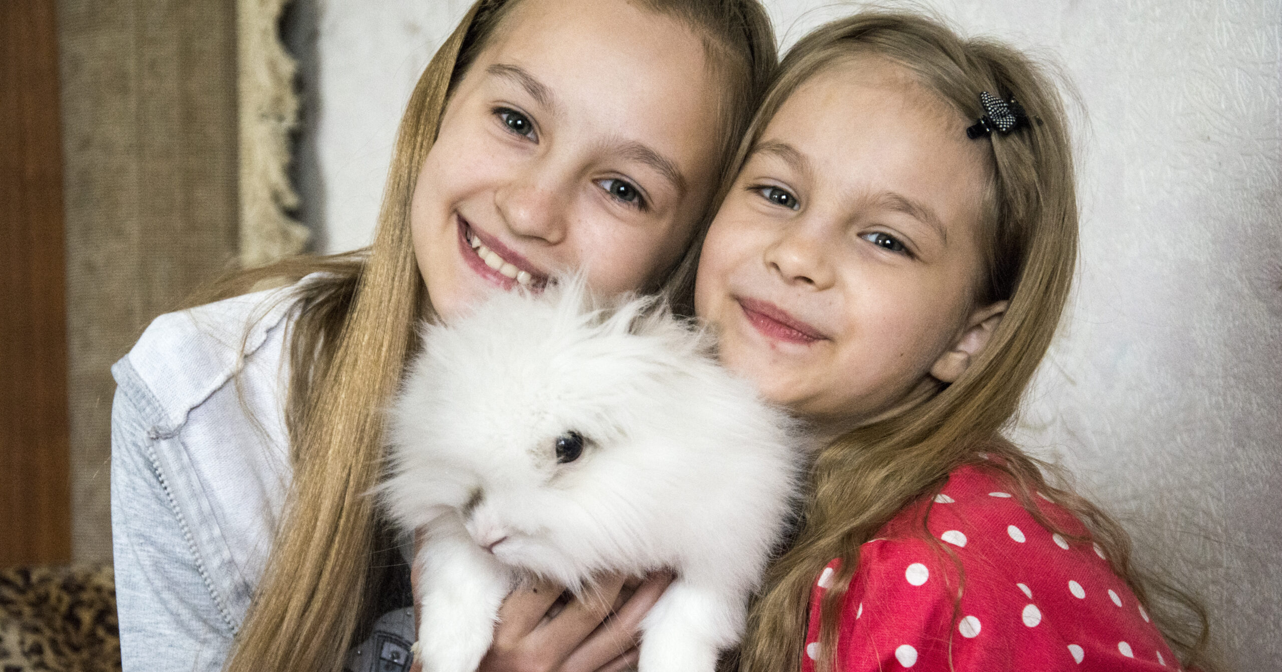 To piger med et kæledyr 