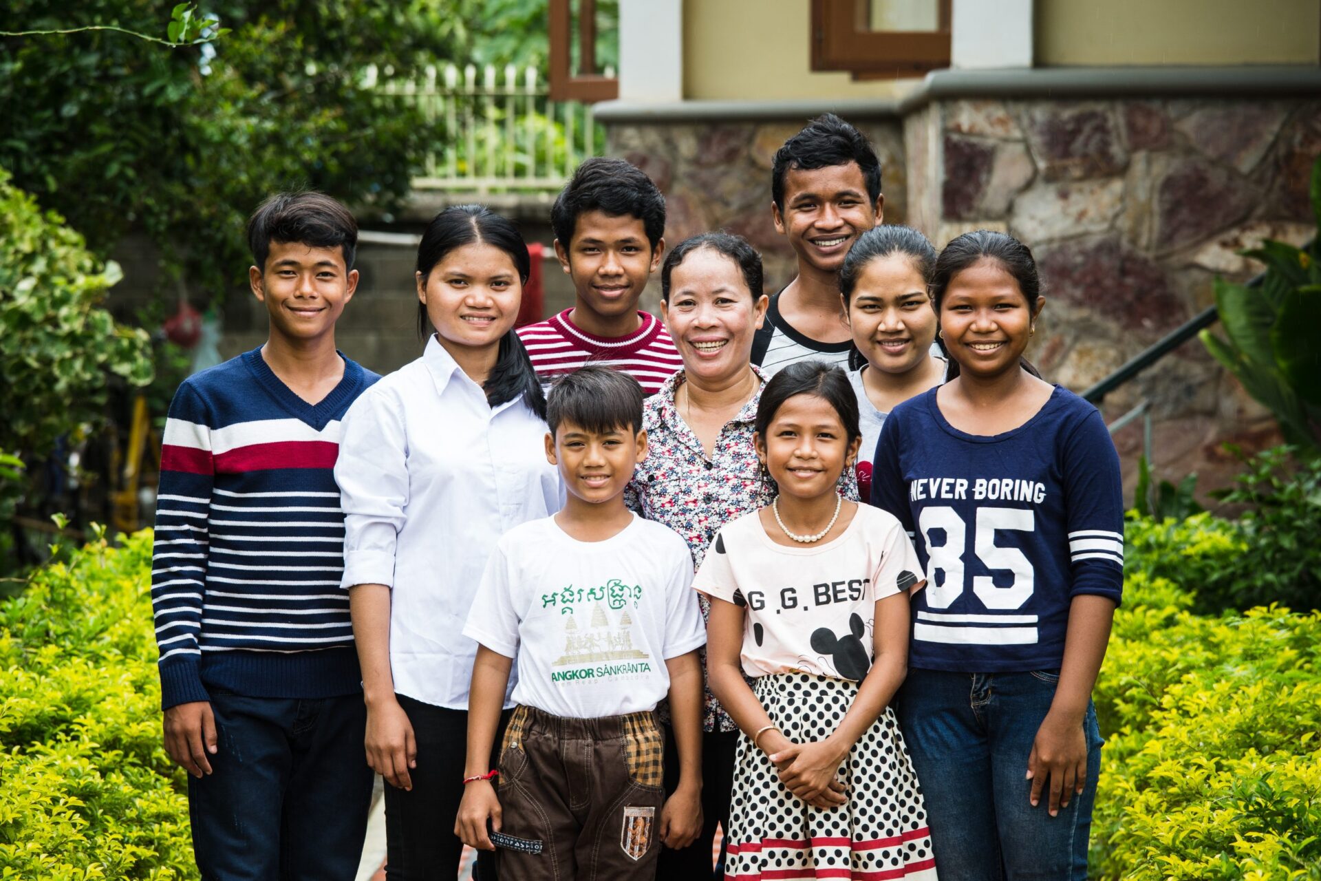SOS-mor Chea sammen med hendes SOS-børn i børnebyen Battamabang, Cambodja.