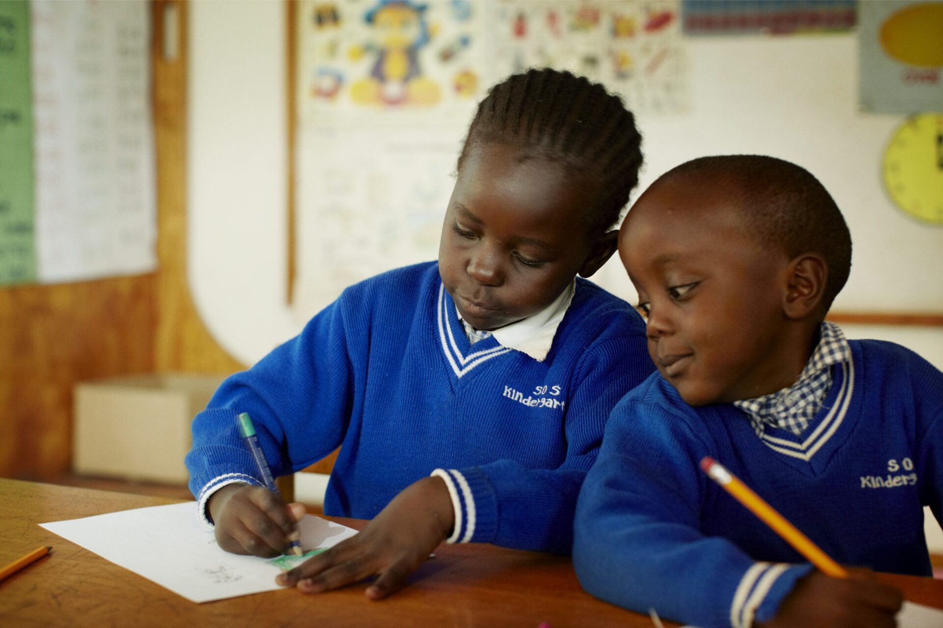 Kenya: Der tegnes i SOS-børnehaven i Buru Buru.