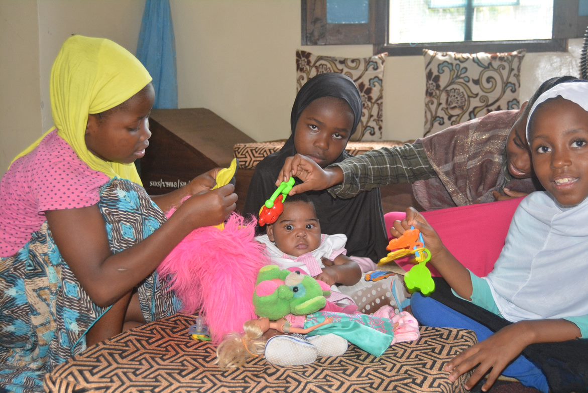 Kiti med sine søskende i SOS-børnebyen i Zanzibar