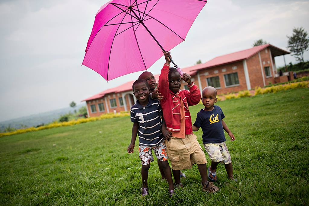 SOS Børn fra børnebyen i Kayonza, Rwanda, Leger i regnvejret.