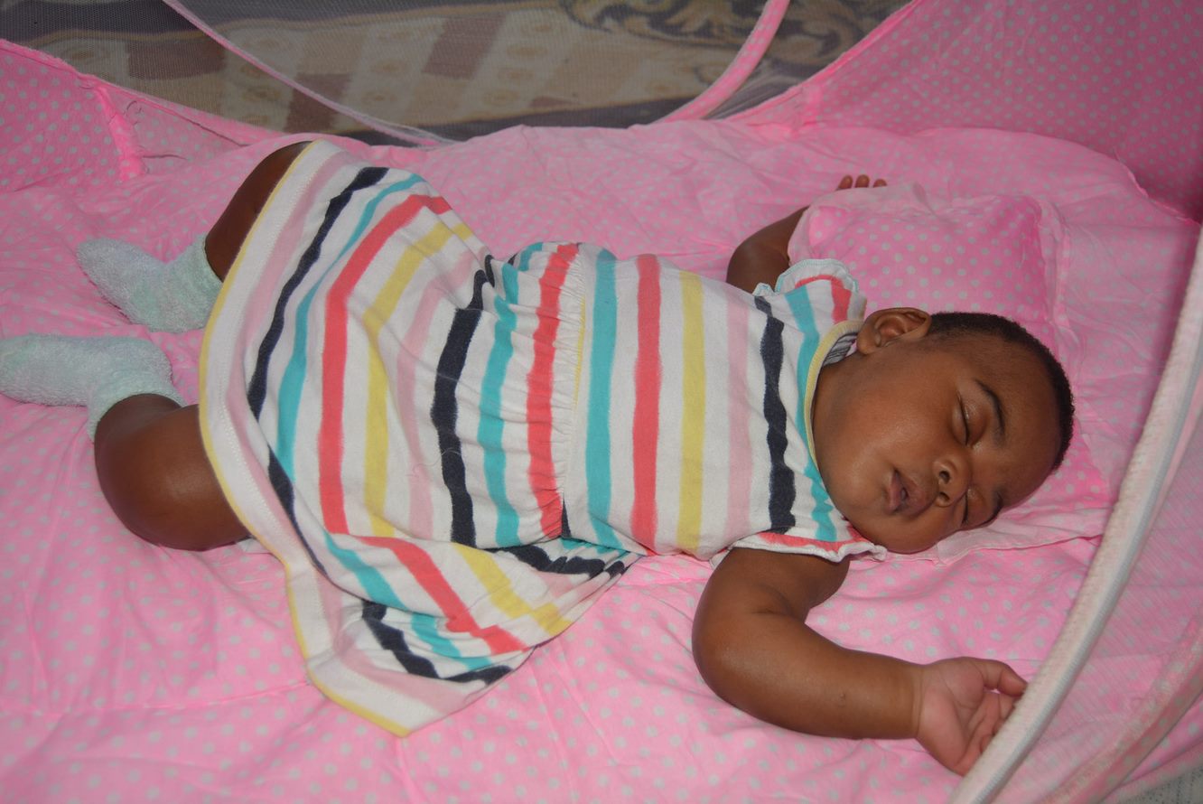 lille Kiti fra en SOS-børneby i zanzibar får sig en lille velfortjent lur