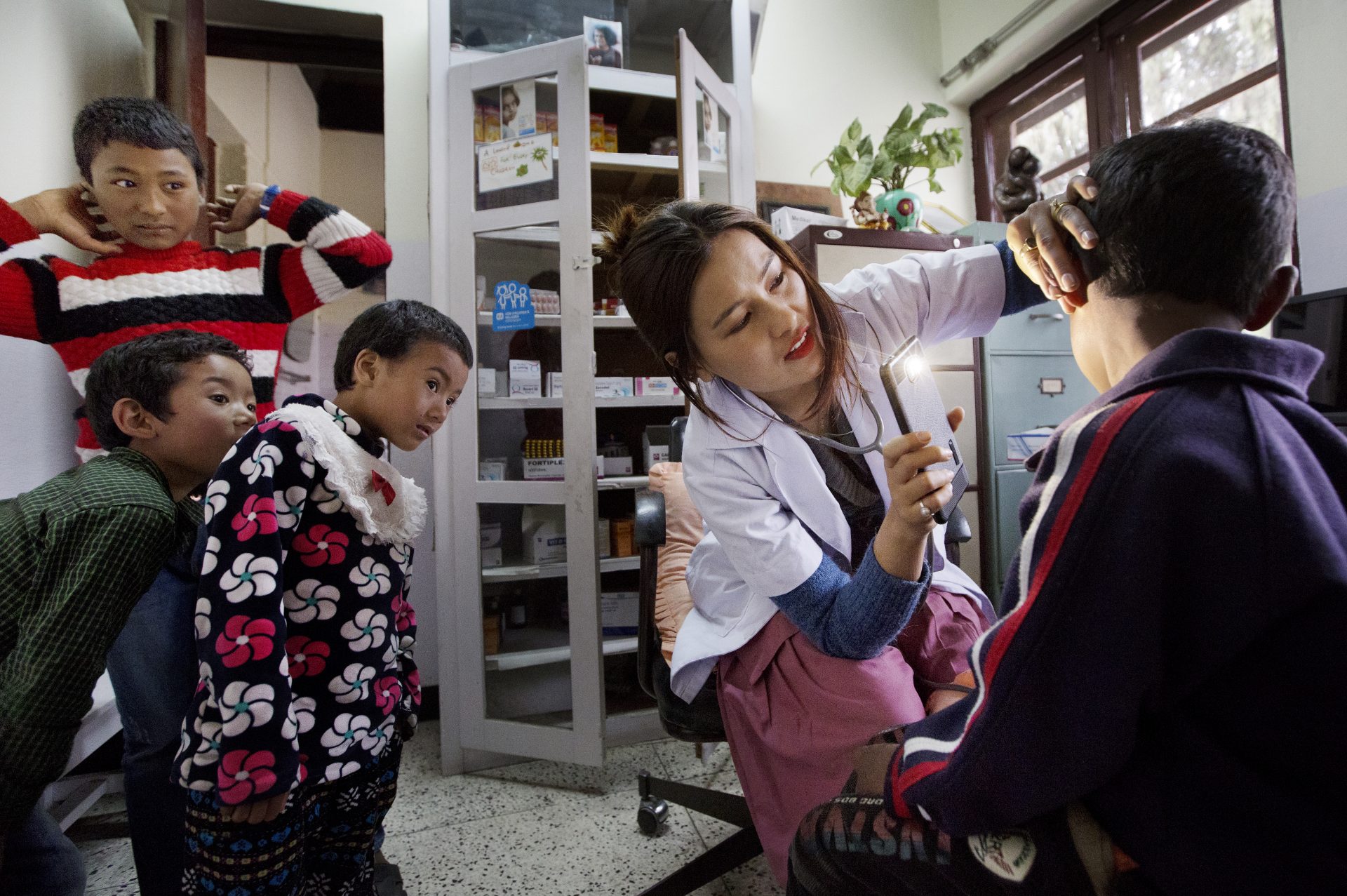 Som barn boede Kamala fire år på gaden sammen med sin mor. Når de endelig fik mad, delte de den med gadehundene, som passede på dem om natten. I dag arbejder Kamala som sygeplejerske i SOS-børnebyen i Nepal.