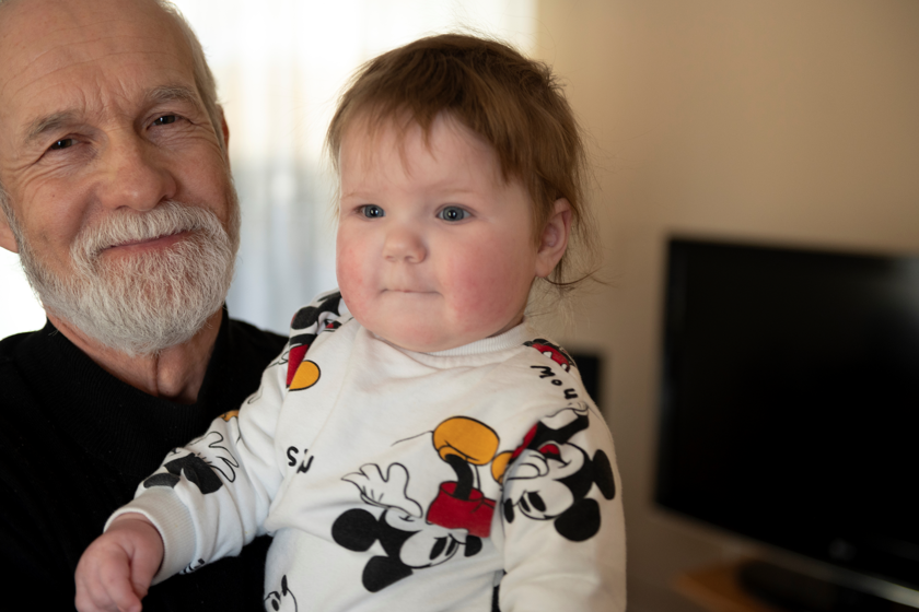 Barn med Micky Mouse trøje