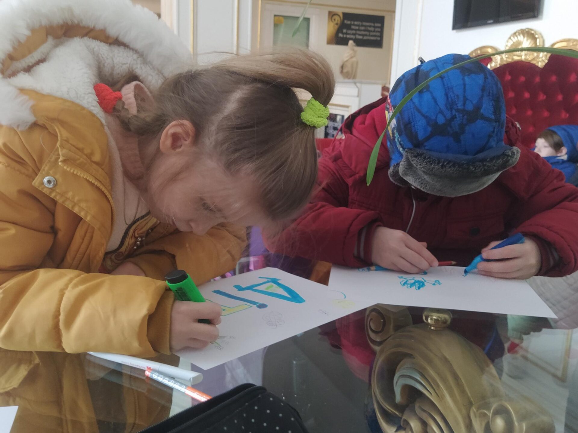 Børn sidder og tegner