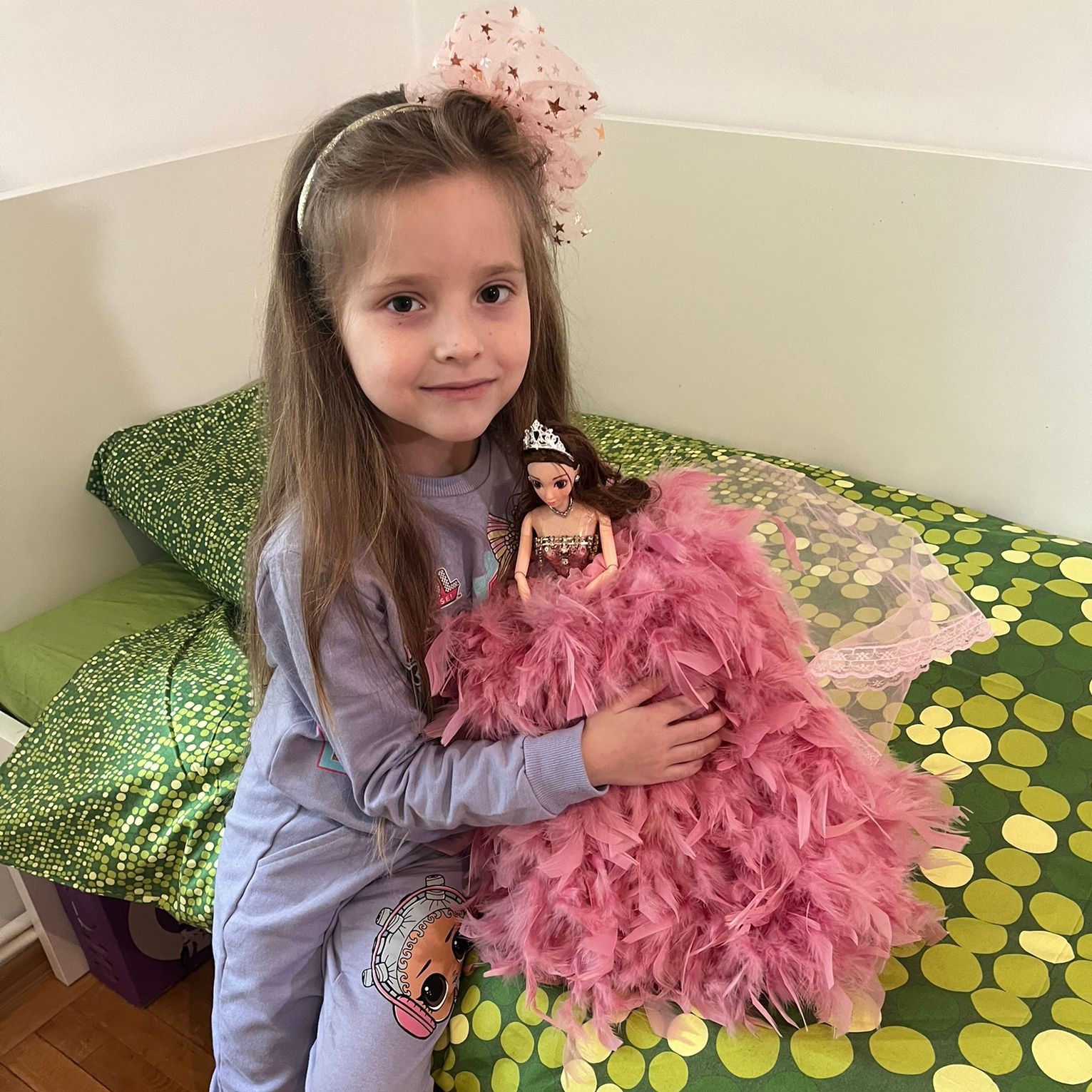 barn med prinsesse dukke