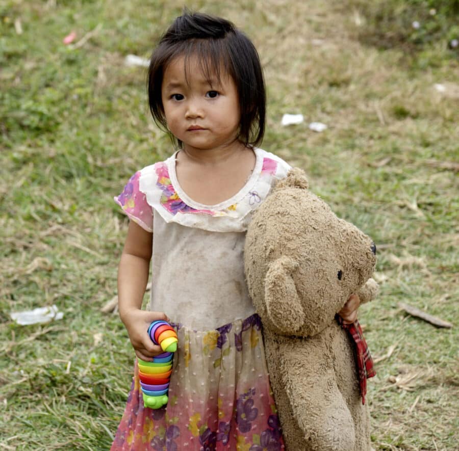 Pige med bamse og legetøj - Laos