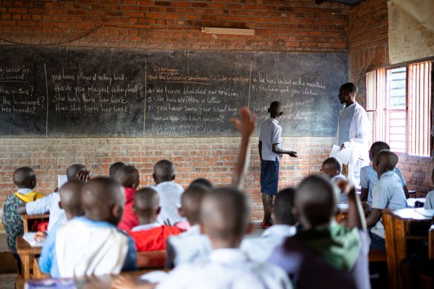 Kura Umenye er rwandisk for 'Education & Care', og projektet implementeres på 120 skoler i otte regioner i Rwanda. Målet er, at 32.000 elever skal have ekstraundervisning.