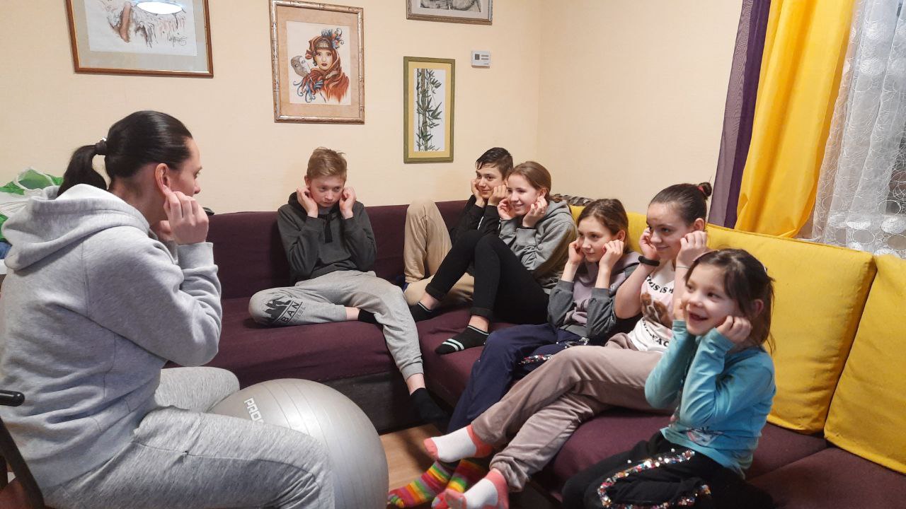 Psykolog sammen med ukrainske børn, der netop er ankommet til en børneby i Polen.