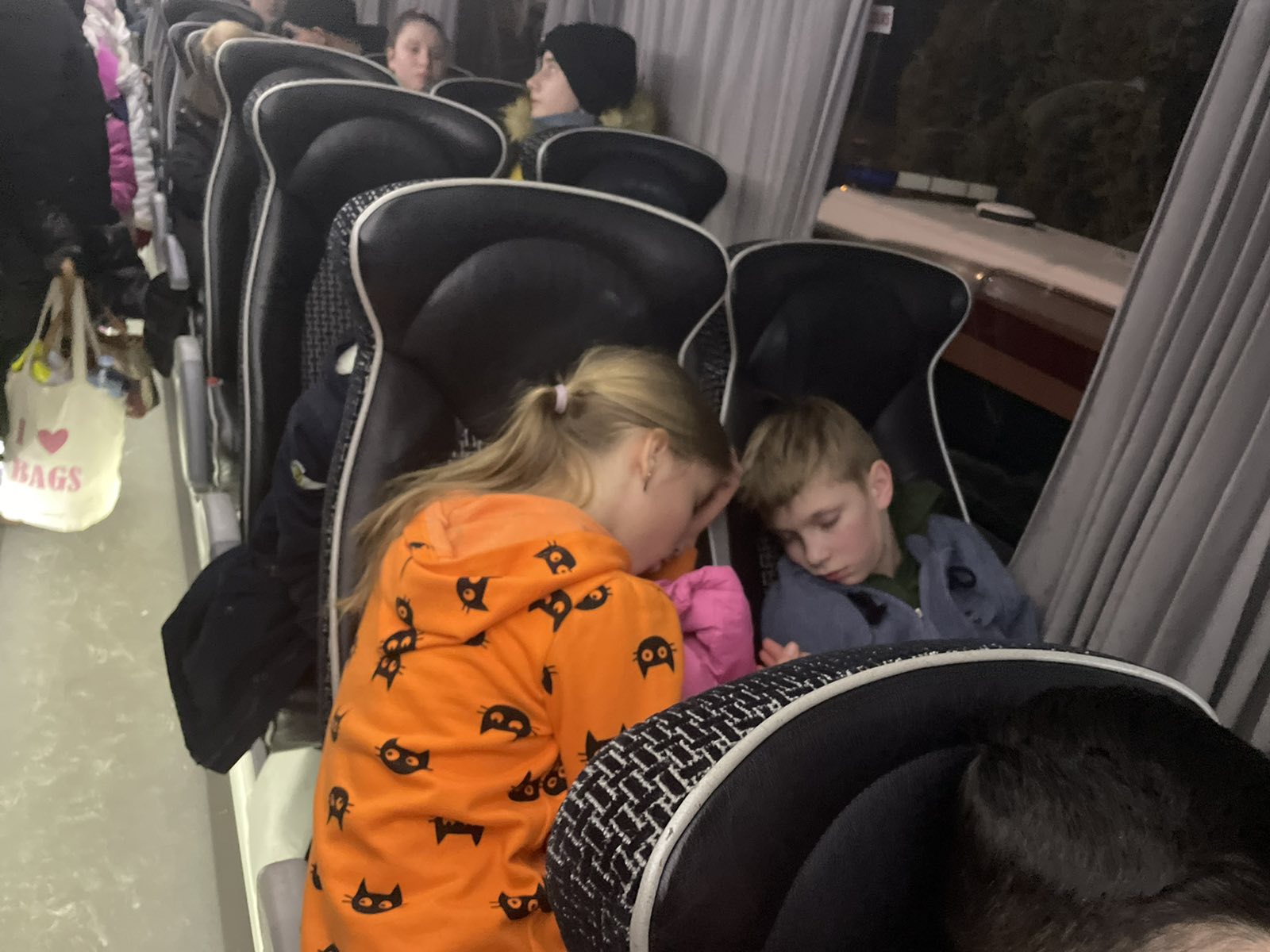 Ukraine konflikten: Sovende børn i bus på vej mod den polske grænse, hvor SOS Polen stod klar til at tage imod dem.