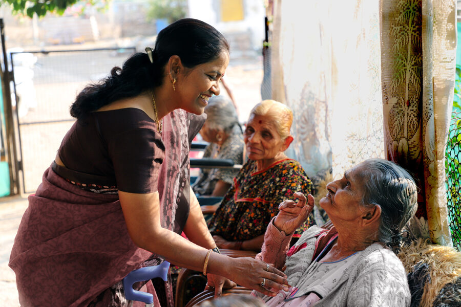 Billedet viser kvinder Nalini fra Indien, sammen med nogle af de ældre kvinder, hun passer på det plejehjem for ensomme ældre, hun har startet i Indien.