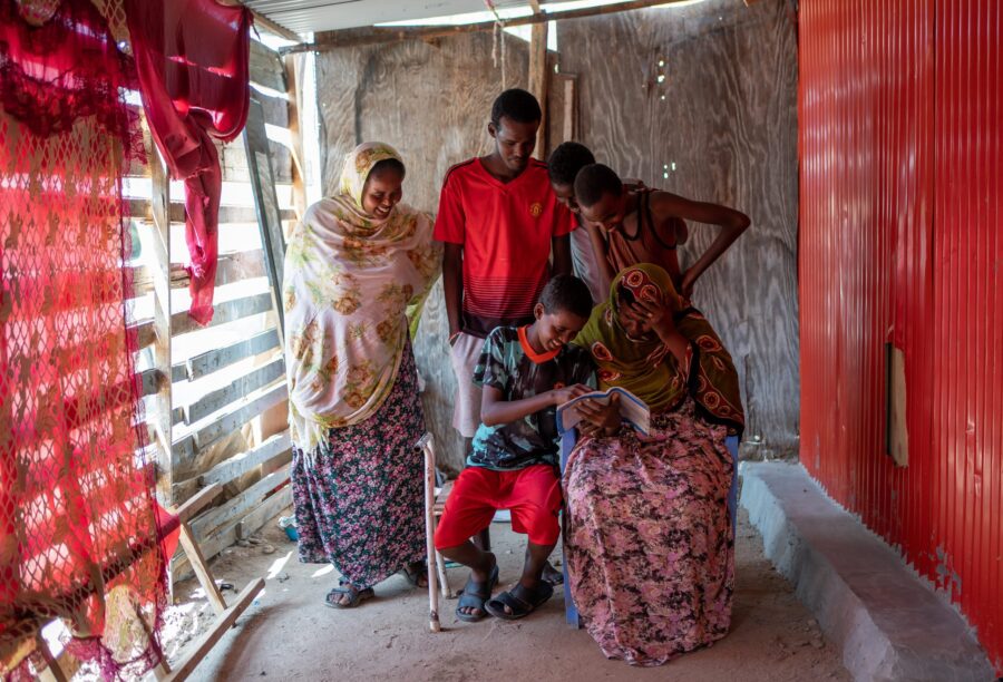 Koos med sine børn.