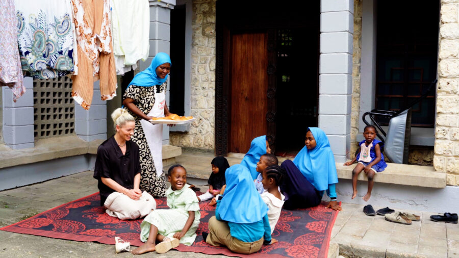 Personer sidder på tæppe