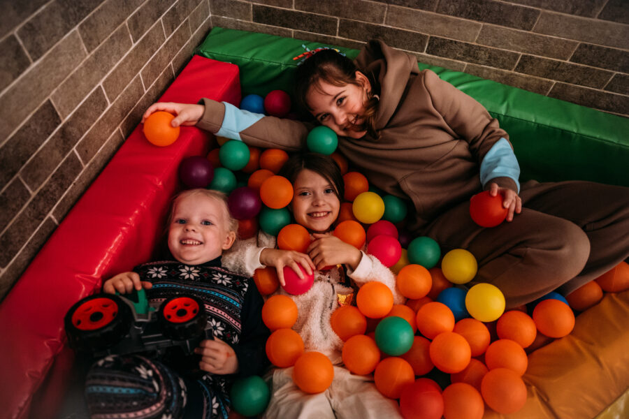 I de børnevenlige områder kan børnene lege og danne nye venskaber