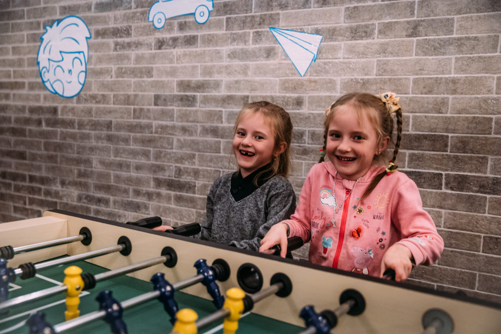 To piger spiller bordfodbold