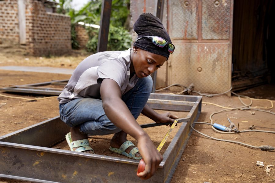 Under sit besøg i Uganda var Carolyne imponeret over de mange kvinder, hun mødte, der får støtte af SOS Børnebyerne. En af dem er Betty, som arbejder som svejser.