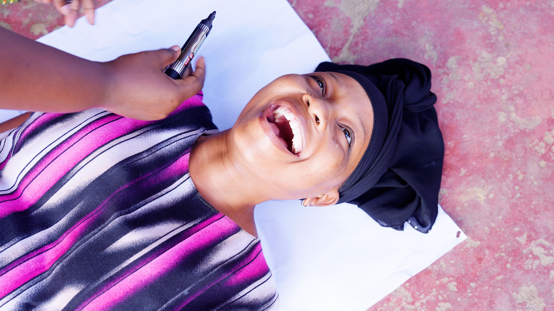 Unge i Kenya hjælper hinanden med øvelsen My Beautiful Self for at styrke deres mentale sundhed