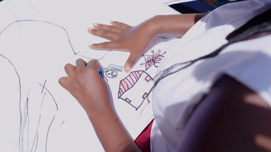 Unge laver øvelsen My Beautiful Self, som skal få de unge til at se deres egne styrker.