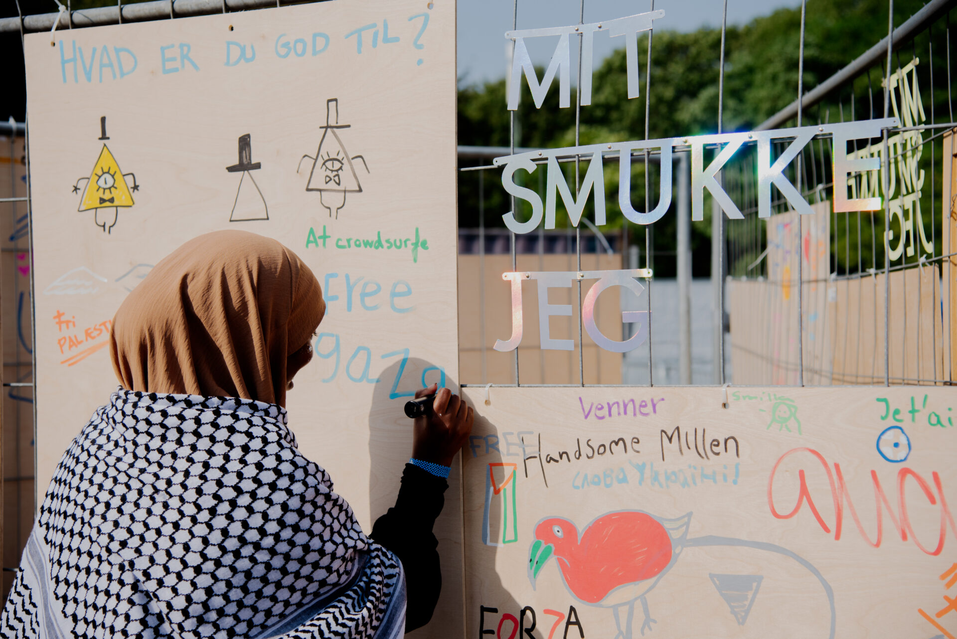 Kreativ væg, hvor unge har mulighed for at tegne deres egne styrker og spejle sig i andres styrker.