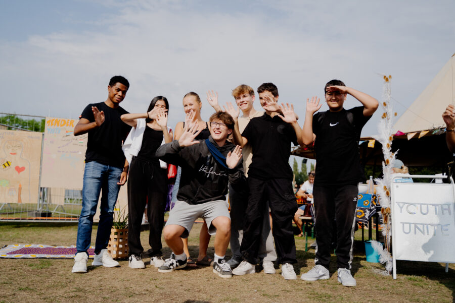 Mennesker vinker til kameraet