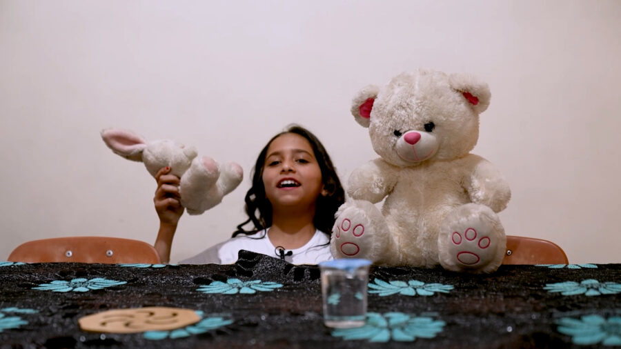 pige med bamser i hånden