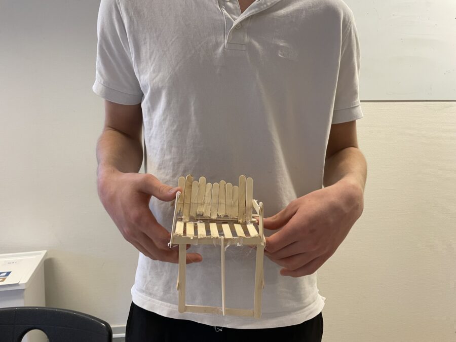 Elever fra Silkeborg Efterskole har bygget en model af en samtalebænk, hvor unge kan tale med hinanden om mentale udfordringer ved hjælp af spørgsmål og info fra QR-koder.