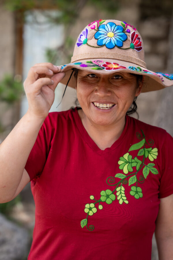 Dame med flot hat med blomster